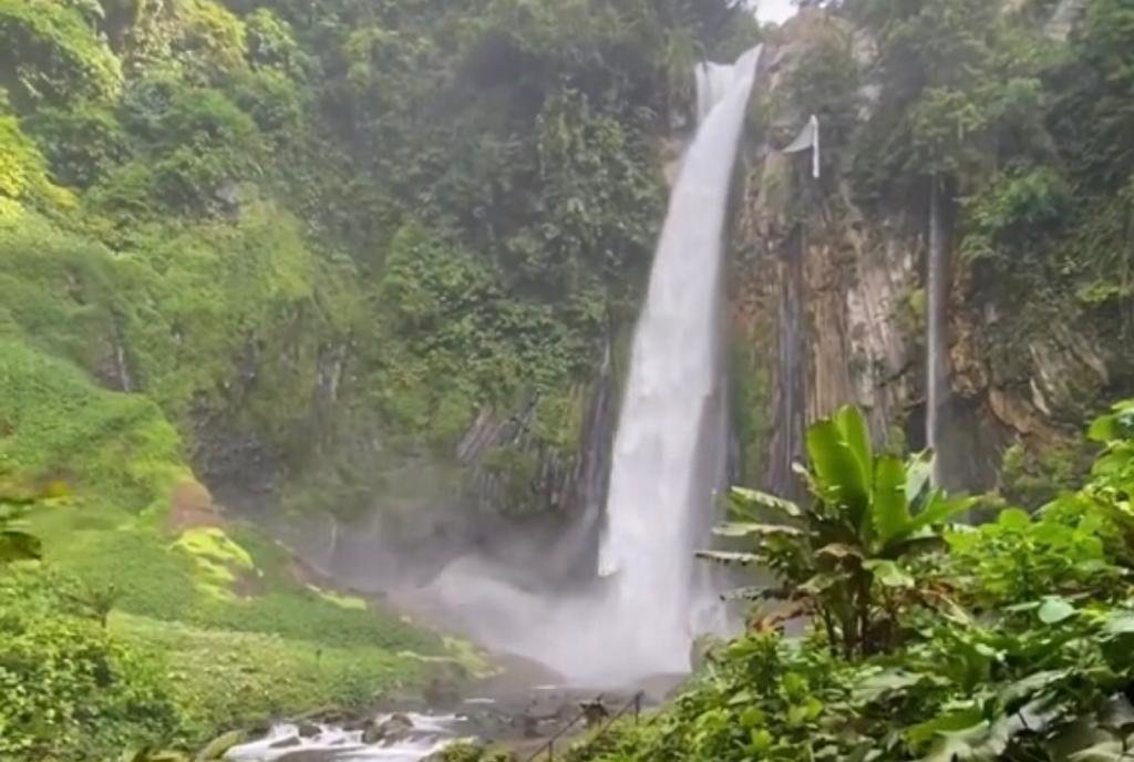 Fenomena Langka! Air Terjun Puspa Dewi: Harmoni Air Panas dan Dingin dalam Satu Lokasi