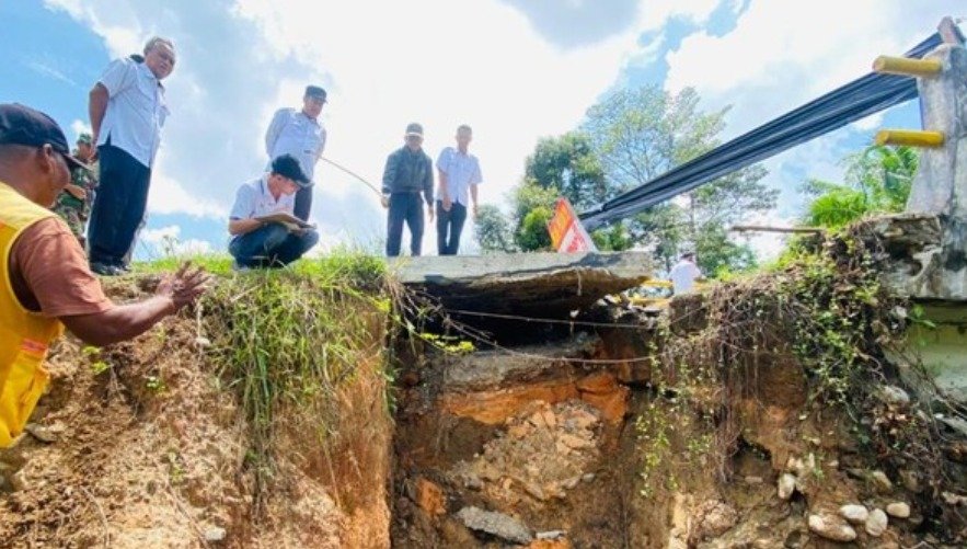 Akses Terancam Putus, Jembatan di Plakat Tinggi Muba Rusak Parah Terkikis Longsor